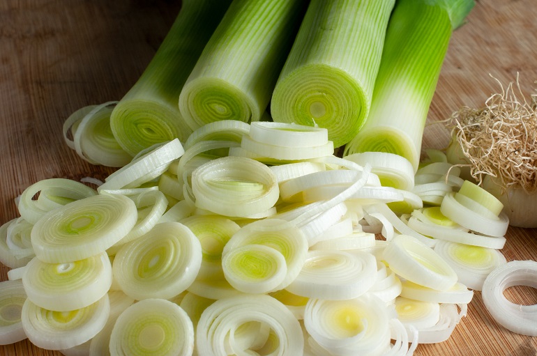 heap of sliced leek on a cutting board लीक: जानकारी, तथ्य, पोषण मूल्य और स्वास्थ्य लाभ