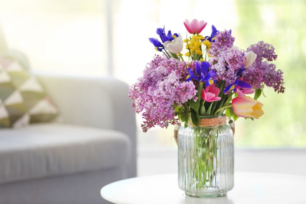 Cut flower bouquet in a glass vase What determines how long cut flowers last
