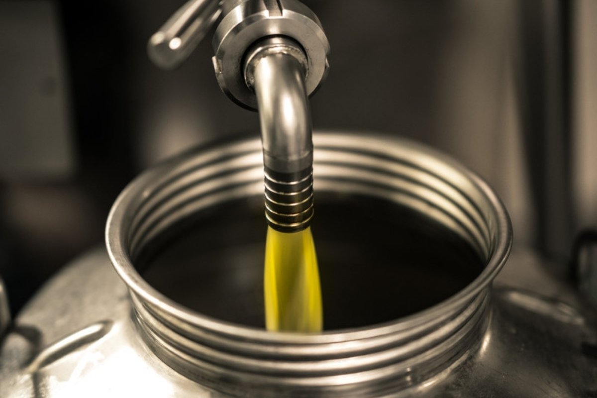 Aceite de oliva saliendo de un grifo de acero inoxidable Las existencias de aceite de Italia cierran 2025/26 en 195.044 toneladas con los precios en origen a la baja en España