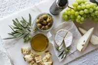 Olive oil and cheese carry EU export growth while basic commodities lose ground