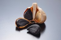 Halved head of black garlic What black garlic is and how it is made