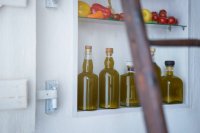 Bottiglie di olio di oliva su uno scaffale In Spagna e in Italia i prezzi a scaffale dell'olio di oliva sono scesi meno dei prezzi all'origine