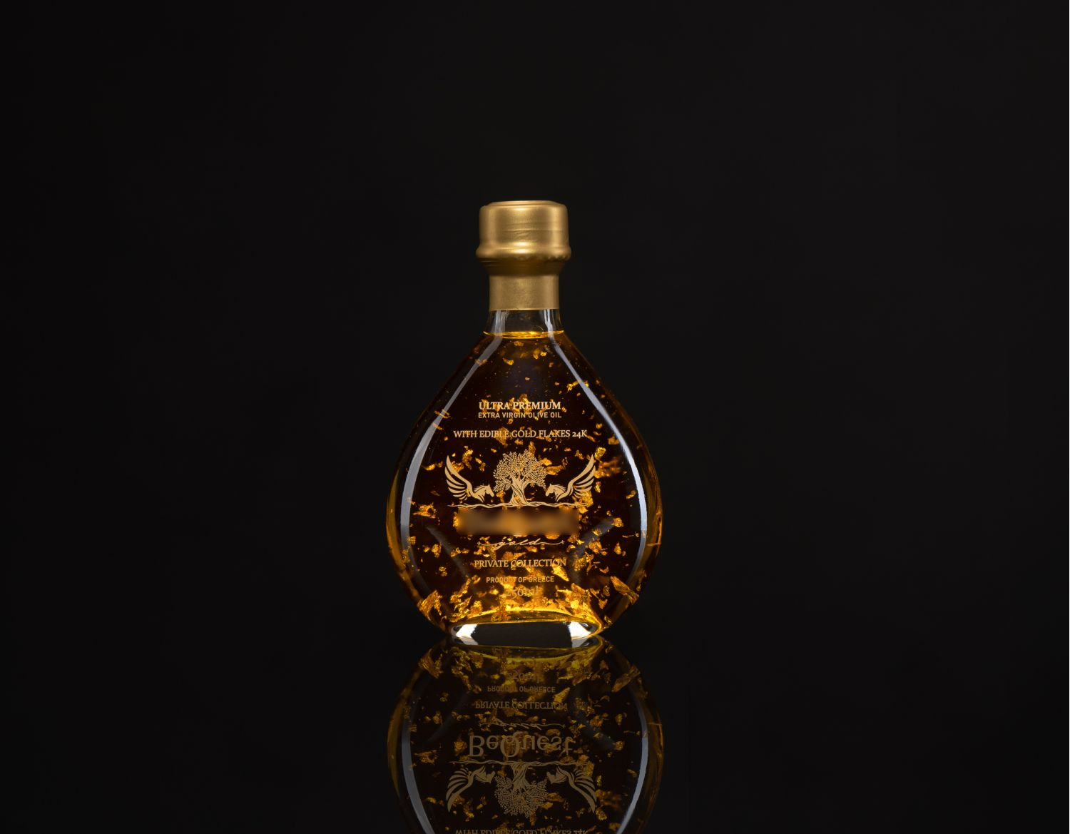 Extra Virgin Οlive Οil Manaki 250 Ml with 24 carat edible gold leaves in Crystal decanter and luxury gift box.
