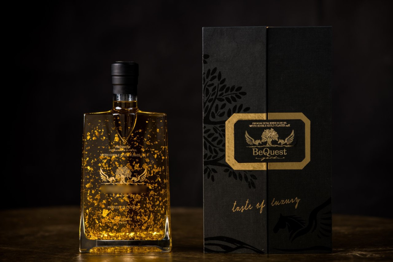 Extra Virgin Οlive Οil Manaki 750 Ml with 24 carat edible gold leaves in Crystal decanter and luxury gift box.