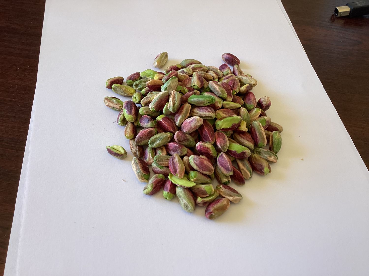 Pistachios in shell - raw natural open - close