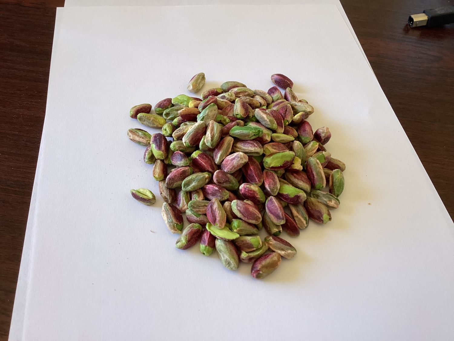 Pistachios in shell - raw natural open - close