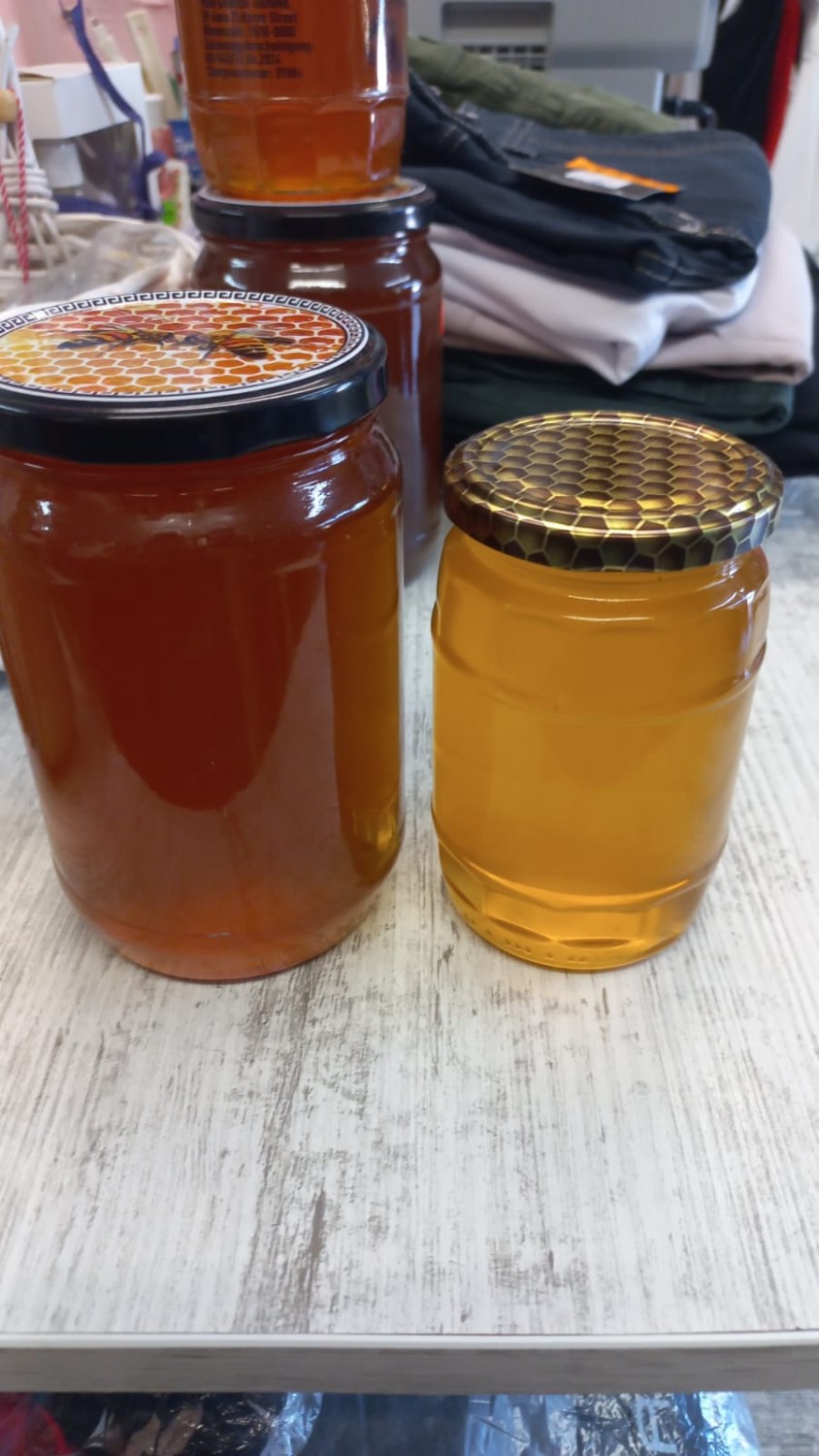 Wholesale honey in 25 kg boxes.