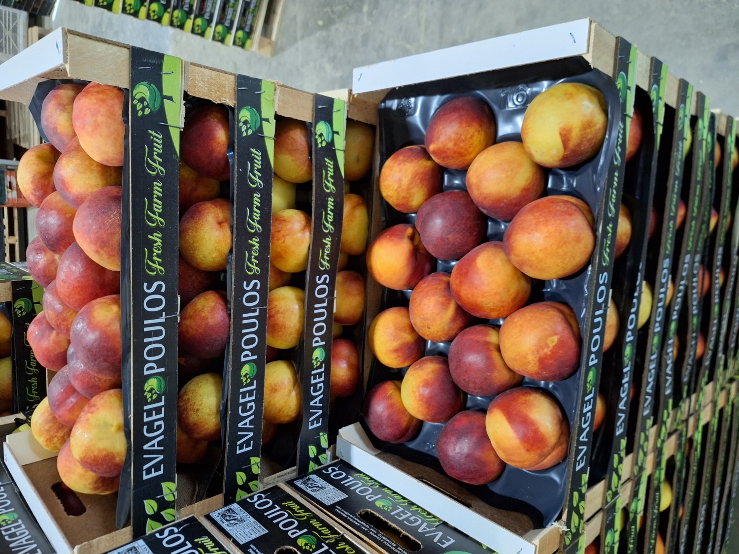 Yellow Flesh Nectarines Venus Extra Class 220g Wooden box 4kg