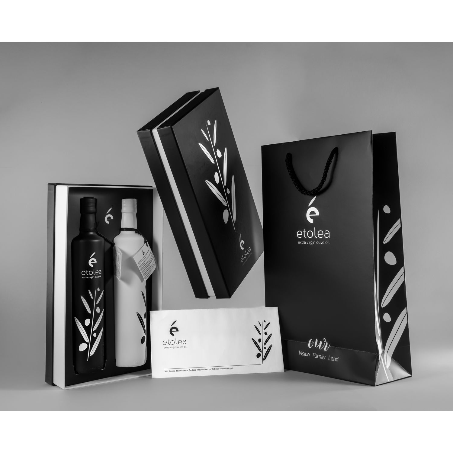 Double Gift Box (Includes the gift box, 2 olive oils of 500ml black and white, the bag and a booklet 15X15)