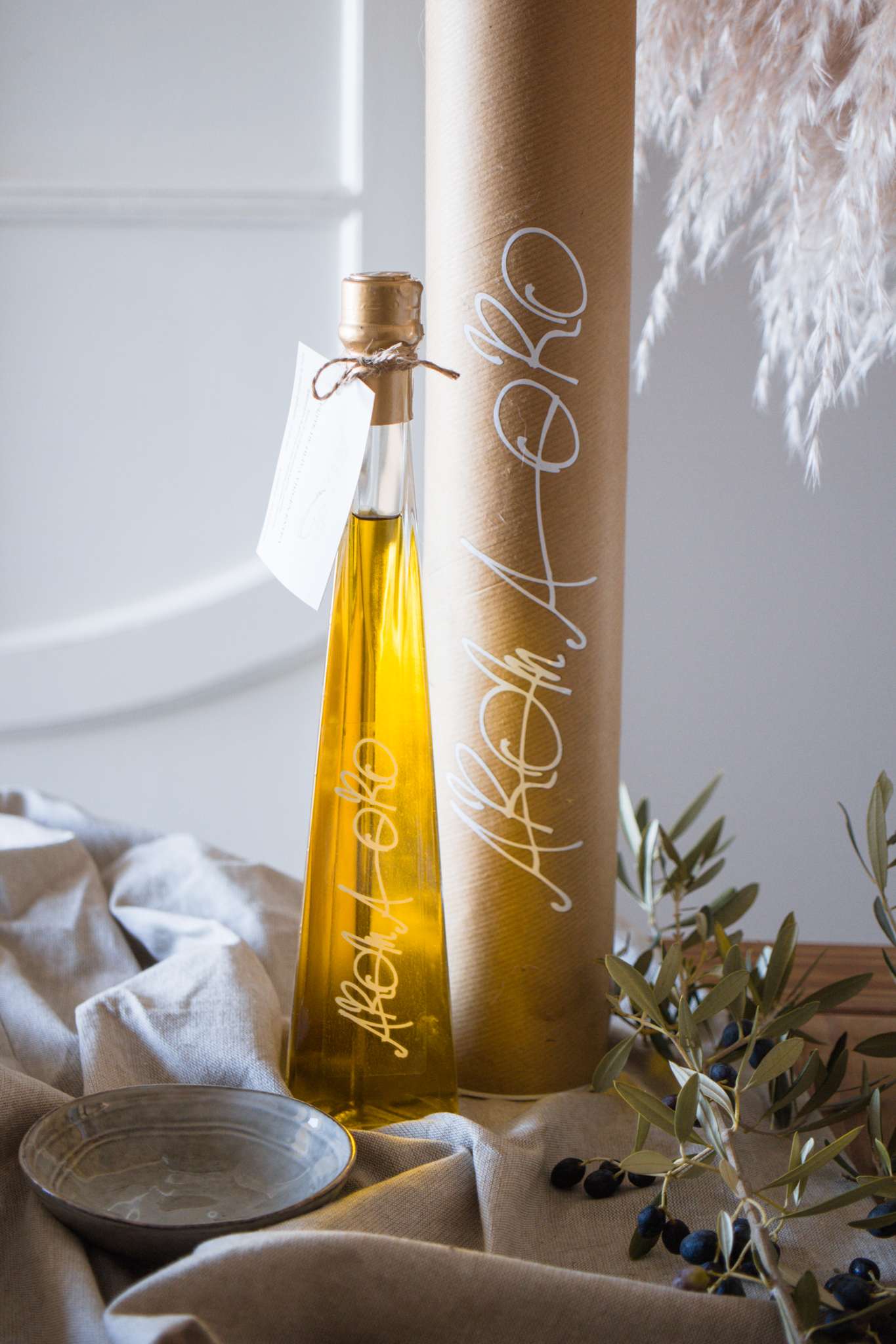 Organic extra virgin olive oil Aroma Oro, cuquillo variety, glass bottle and recyclable cardboard container.