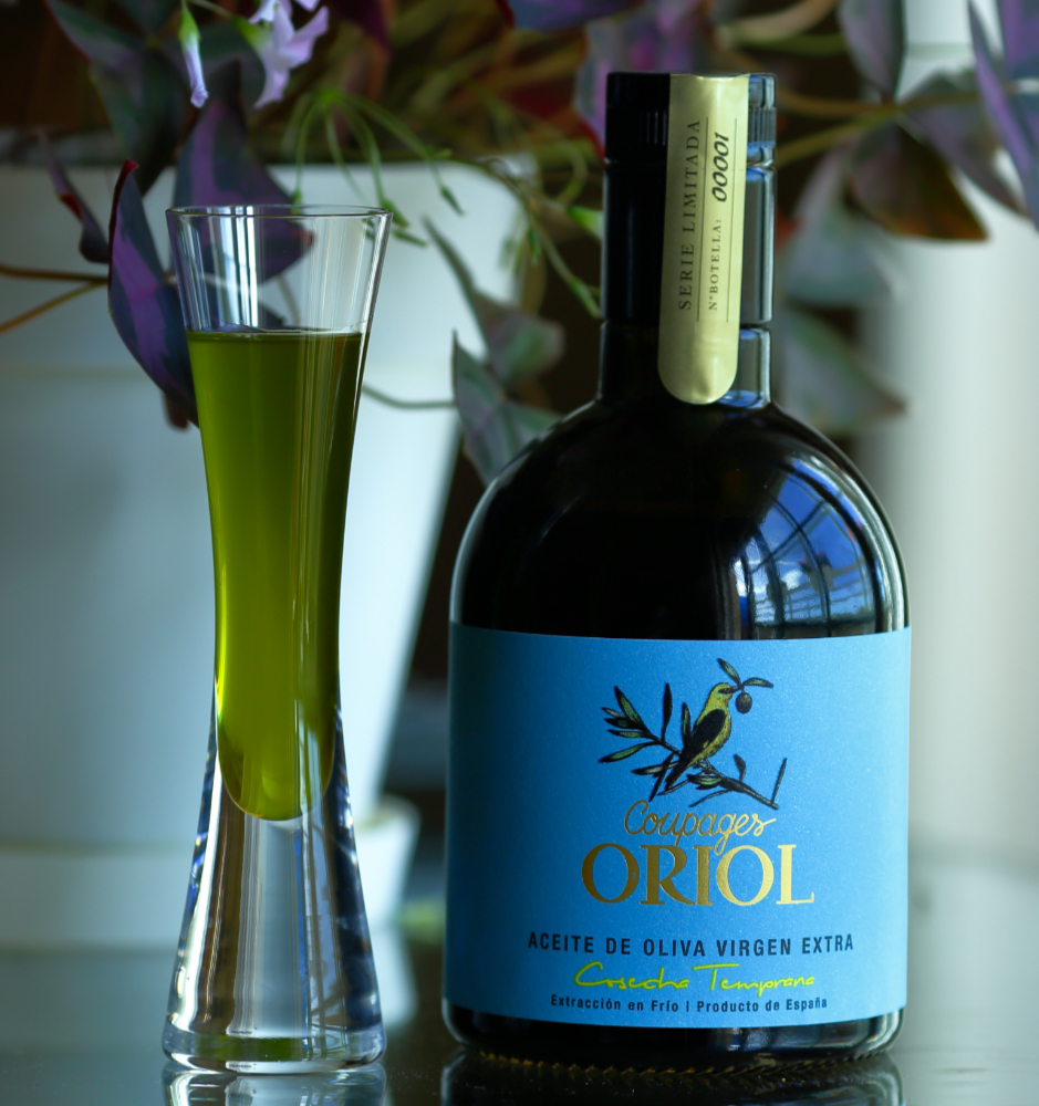 EVOO Extra Virgin Olive Oil, Produced in the mountains of Alicante. Packaged in glass bottles of 500 ml, in boxes of 6 pieces. Very special blend of the varieties Alfafarenca, Banqueta and Manzanilla Villalonga.