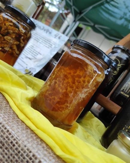 1 kg Flower Honey with honeycomb