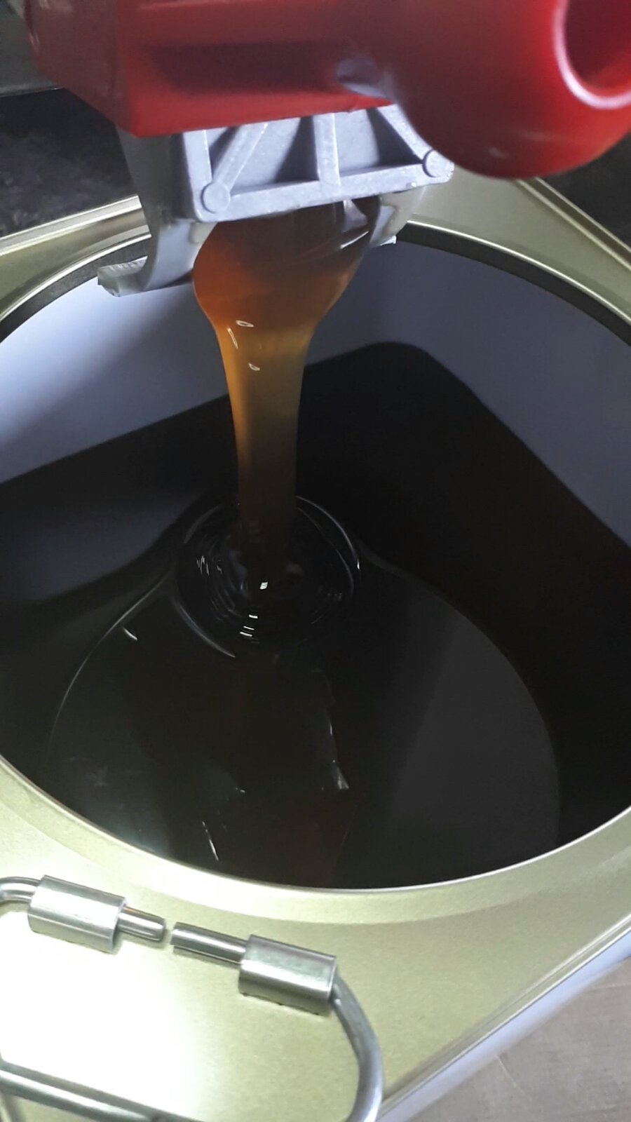 Βlossom and conifer honey for sale, in 26 kg metal food containers.